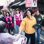 蘇巧慧「母雞帶小雞」市場拜票   民眾熱情歡迎展現超高人氣