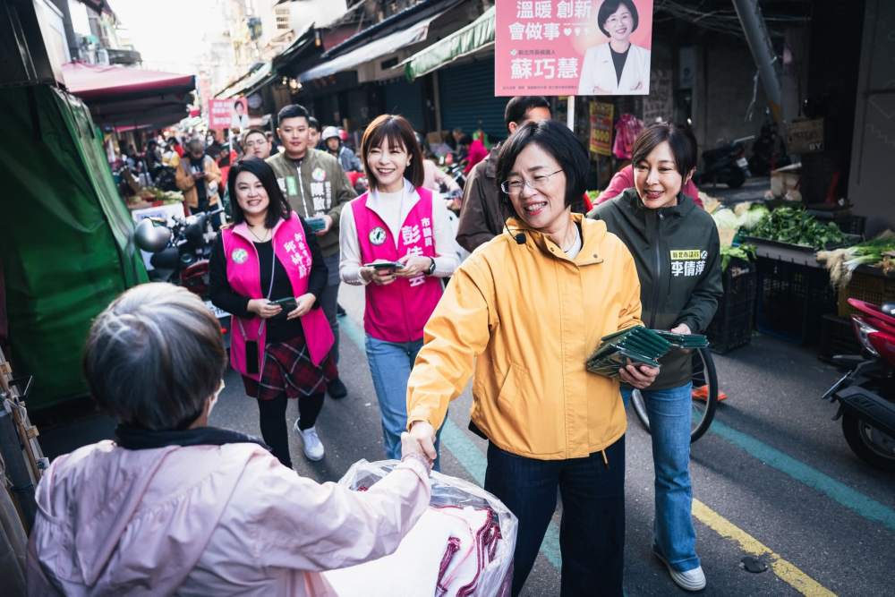 蘇巧慧「母雞帶小雞」市場拜票   民眾熱情歡迎展現超高人氣
