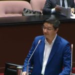 8/1強制屋頂光電政策引發爭議　立委張智倫質詢卓榮泰：恐讓都市屋頂淪為危險「血滴子」