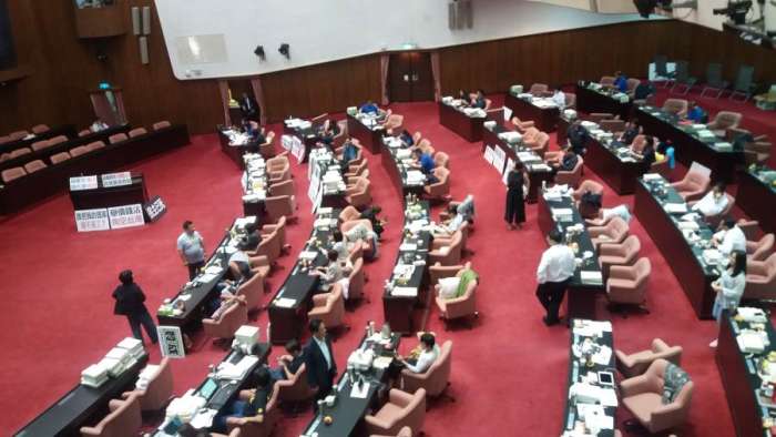 總預算三讀後攻防未歇　爭議轉向 「刪凍預算怎麼執行」
